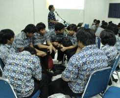 Diskusi Kelompok oleh Siswa Kelas X