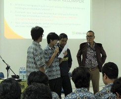 Presentasi Hasil Diskusi oleh Kelas XI