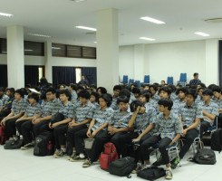Siswa Mendengarkan Kegiatan Seminar