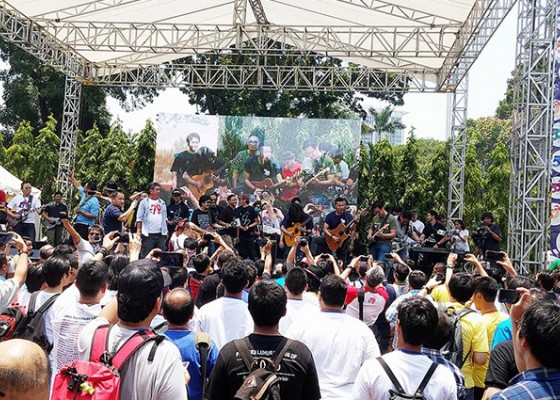 Berkerumun Melawan Stigma